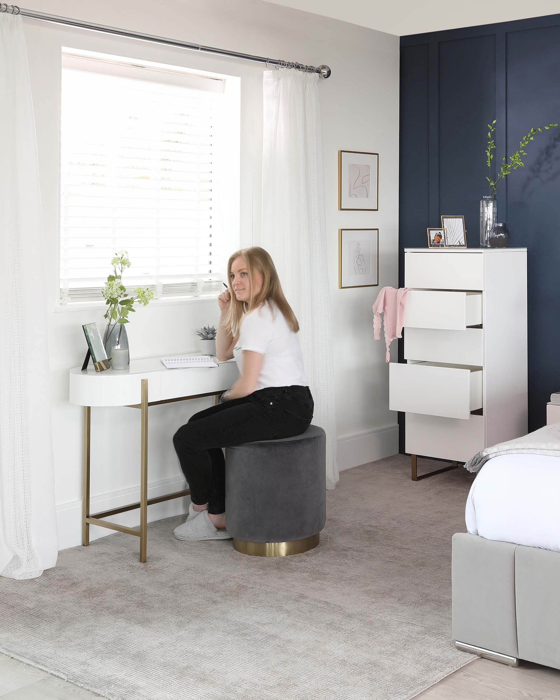 Carmen White Dressing Table — image 6